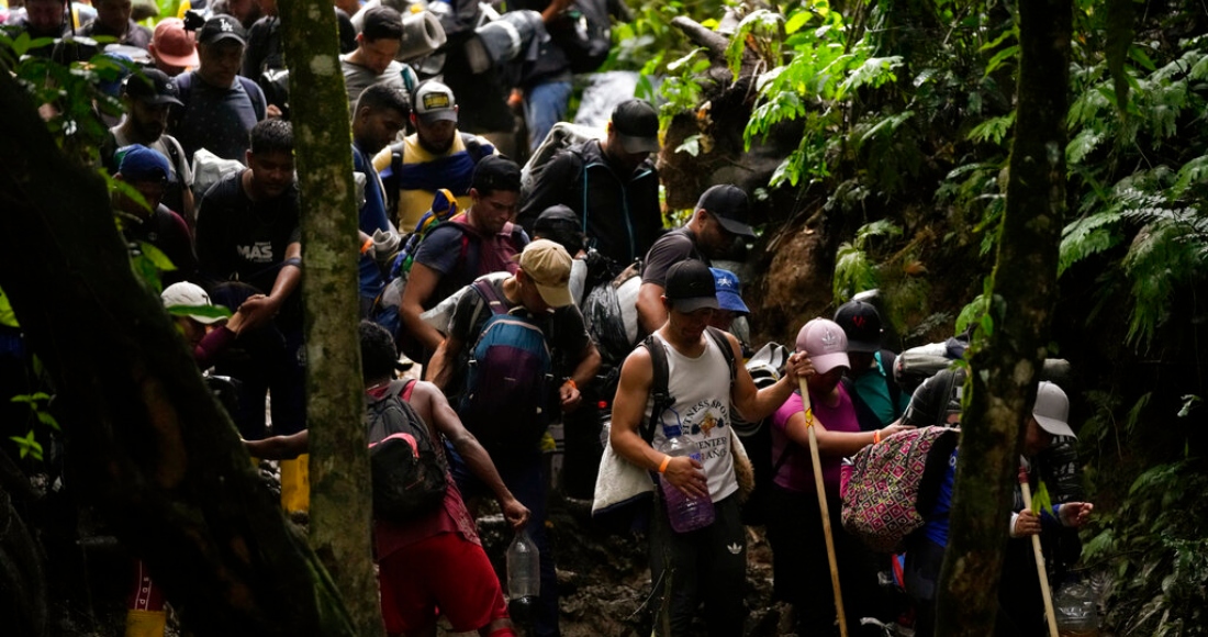 Migrantes, en su mayoría venezolanos, cruzan el Tapón del Darién desde Colombia hacia Panamá con la esperanza de llegar a Estados Unidos, el sábado 15 de octubre de 2022.