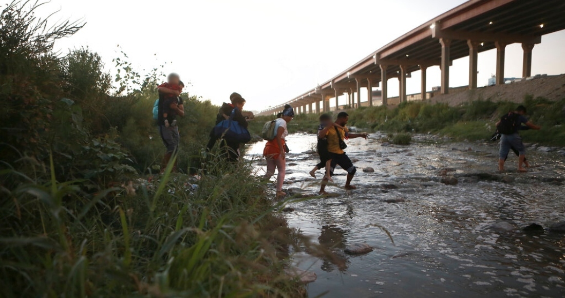 Migrantes venezolanos cruzan el Río Bravo hacia la frontera de Estados Unidos para entregarse a la patrulla fronteriza, desde Ciudad Juárez, México, el 13 de octubre de 2022.