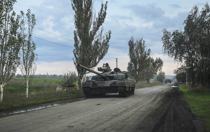 Militares ucranianos conducen un tanque en dirección de la localidad de Siversk, el sábado 1 de octubre de 2022, en la región de Donetsk, Ucrania.