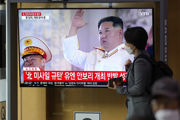 Una pantalla muestra un programa de noticias sobre un lanzamiento norcoreano de misiles con imágenes de archivo del líder norcoreano, Kim Jong Un, en la estación de tren de Seúl, Corea del Sur, el jueves 6 de octubre de 2022.