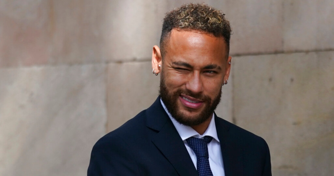 Neymar, exjugador del Barcelona y actualmente del Paris Saint-Germain, al retirarse de un juzgado en Barcelona, el martes 18 de octubre de 2022.