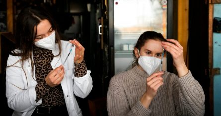 Personal médico prepara jeringas con vacunas contra la COVID-19 dentro del restaurante y club nocturno Klunkerkranich durante la campaña de vacunación, el 5 de enero de 2022, en Berlín.