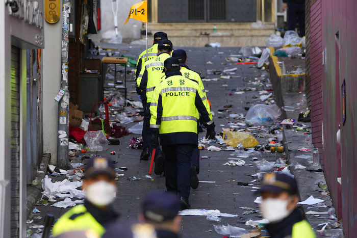 Policías trabajan en la zona donde ocurrió una estampida humana que mató a decenas durante las celebraciones de Halloween en Seúl, Corea del Sur, el domingo 30 de octubre de 2022.