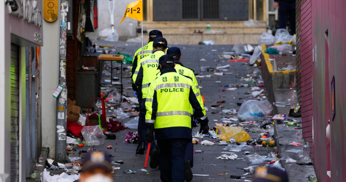 Policías trabajan en la zona donde ocurrió una estampida humana que mató a decenas durante las celebraciones de Halloween en Seúl, Corea del Sur, el domingo 30 de octubre de 2022.