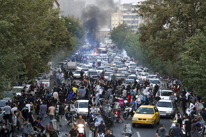 En esta fotografía tomada por un individuo no empleado por "The Associated Press" y obtenida por la AP fuera de Irán, manifestantes gritan consignas durante una protesta en Teherán, Irán, el 21 de septiembre de 2022, por la muerte de una mujer que fue detenida por la policía de la moral.