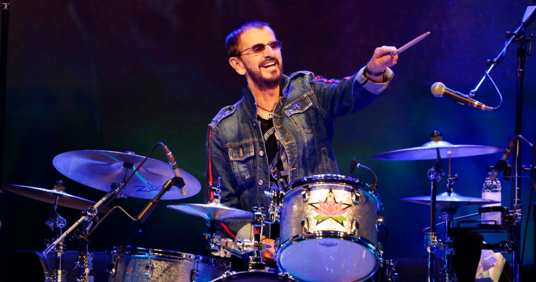 Ringo Starr toca en un concierto para celebrar el 50 aniversario de Woodstock en Bethel, Nueva York, el 16 de agosto de 2019. Starr dio positivo a COVID-19 por lo que tuvo que reprogramar varios de sus conciertos en Canadá con su All Starr Band.