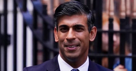 Rishi Sunak sale de la sede del Partido Conservador en Londres, el lunes 14 de octubre de 2022.