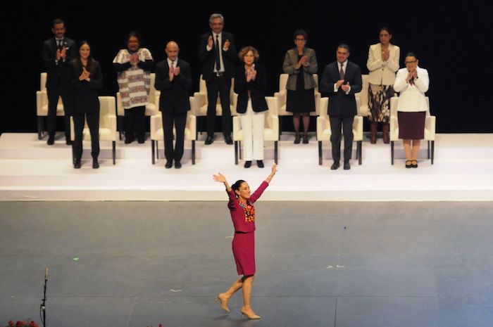 Claudia Sheinbaum, Jefa de Gobierno de la capital del país, saluda durante su Cuarto Informe de Gobierno en el Auditorio Nacional.