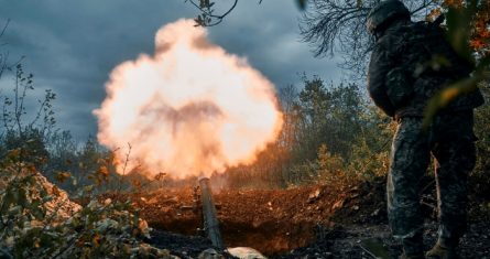 Soldados ucranianos atacan posiciones rusas el viernes 21 de octubre de 2022, en la región de Donetsk, Ucrania.