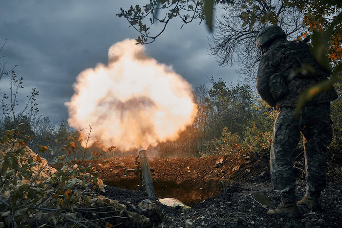 Soldados ucranianos atacan posiciones rusas el viernes 21 de octubre de 2022, en la región de Donetsk, Ucrania.