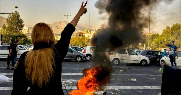 En esta foto tomada por un individuo que no es empleado de The Associated Press y obtenida por la AP fuera de Irán, iraníes protestan por la muerte de Mahsa Amini, una mujer de 22 años, luego de que fuera detenida por la policía, en Teherán, el 1 de octubre de 2022. Foto: Imágenes de Medio Oriente, archivo, AP