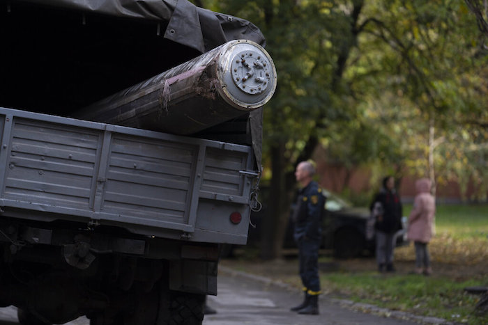 Un camión transporta los restos de un misil tras un ataque ruso, el viernes 21 de octubre de 2022, en Zaporiyia, Ucrania.