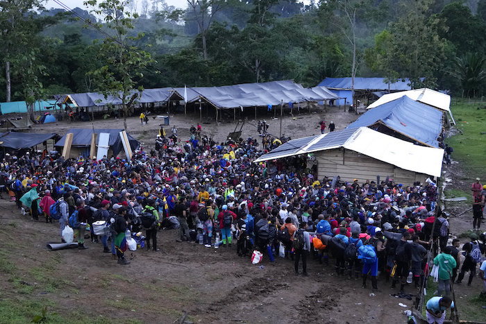 Un grupo de migrantes, en su mayoría venezolanos, se prepara para comenzar a cruzar el Tapón del Darién desde Colombia hacia Panamá con la esperanza de llegar a Estados Unidos, el sábado 15 de octubre de 2022.