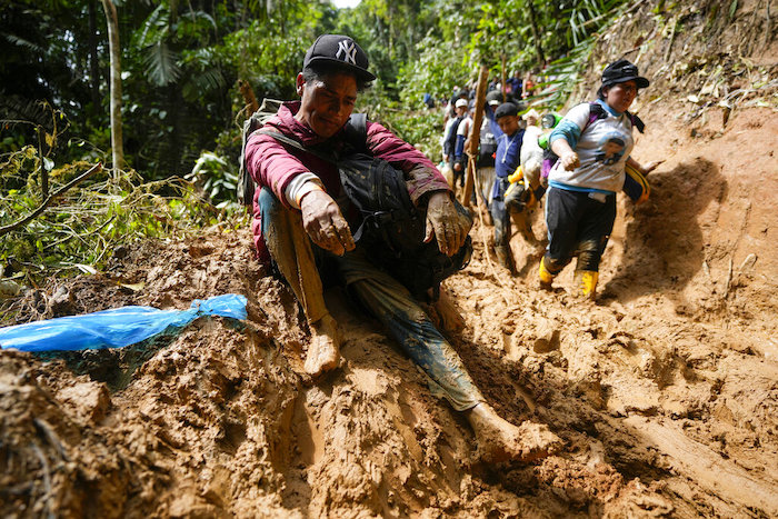 Un migrante venezolano descansa durante la caminata por el Tapón del Darién desde Colombia hacia Panamá con la esperanza de llegar a Estados Unidos, el sábado 15 de octubre de 2022.