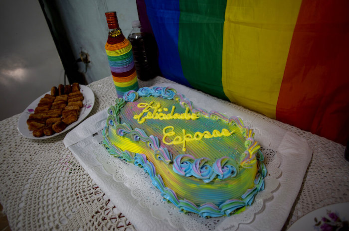 Un pastel de bodas que dice "Felicidades esposas" espera la celebración de las recién casadas Lisset Díaz Vallejo y Liusba Grajales el día de su boda en Santa Clara, Cuba, el viernes 21 de octubre de 2022. 