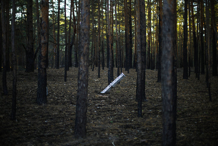 Un proyectil ruso, en un bosque cerca de la localidad de Oleksandrivka, en Ucrania, el 6 de octubre de 2022.