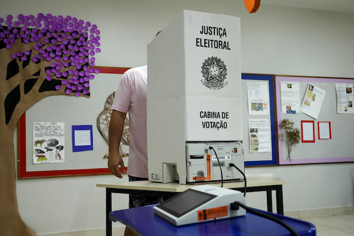 Un trabajador electoral instala una máquina de voto electrónico en un centro electoral antes de la segunda vuelta de las elecciones presidenciales en Brasilia, Brasil, el sábado 29 de octubre de 2022.