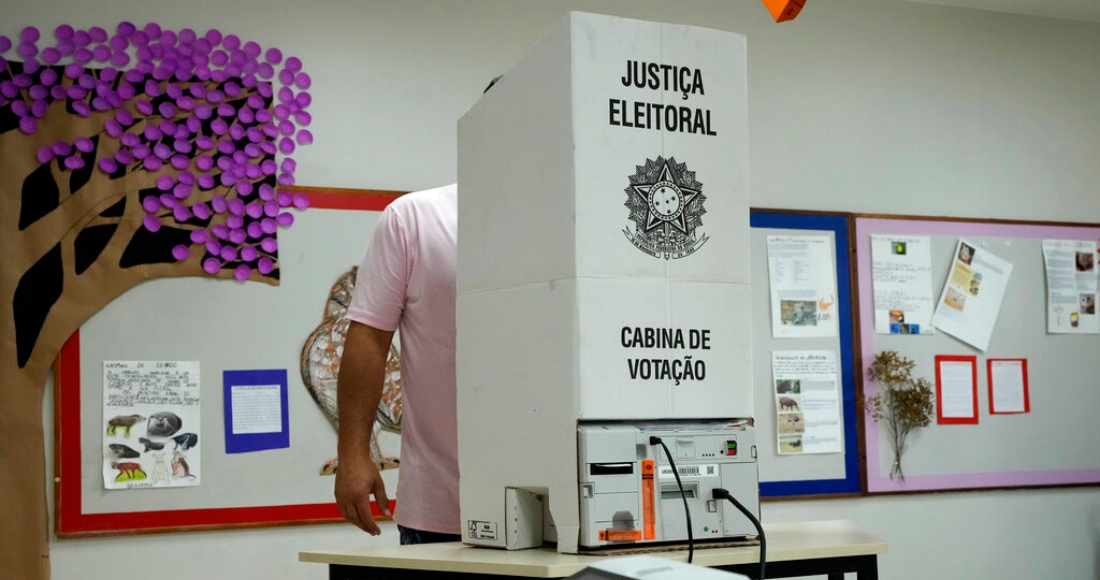 Un trabajador electoral instala una máquina de voto electrónico en un centro electoral antes de la segunda vuelta de las elecciones presidenciales en Brasilia, Brasil, el sábado 29 de octubre de 2022.