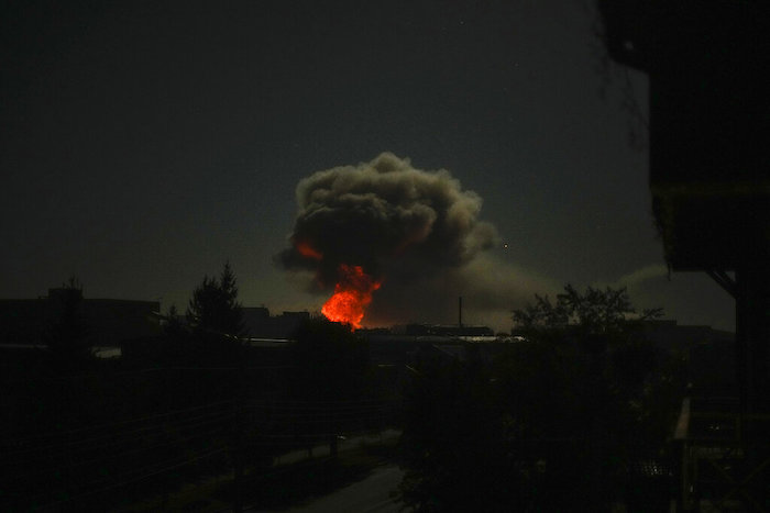 Una nube de humo se eleva tras una explosión el sábado 8 de octubre de 2022, en Járkiv, Ucrania.