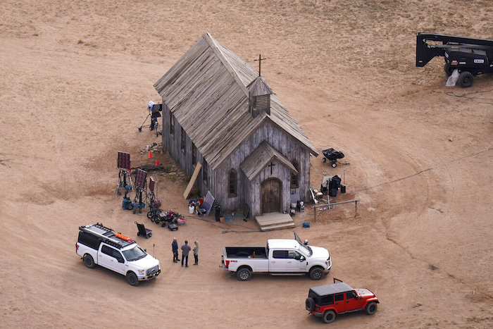 En esta fotografía aérea, una parte del rancho Bonanza Creek Ranch que se emplea como set de filmaciones en Santa Fe, Nuevo México, el 23 de octubre de 2021.