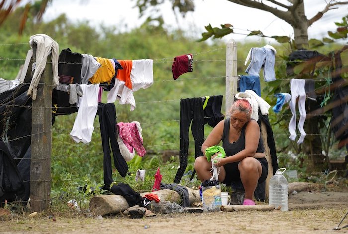 Una venezolana lava prendas de ropa a mano en Necocli, Colombia, el lugar donde los migrantes toman lanchas para ir hasta Acandi, a las puertas de la selva del Darién, el 13 de octubre de 2022.