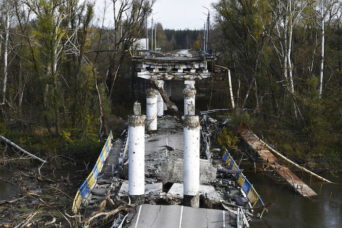 Una vista de un puente dañado en la localidad retomada de Bohorodychne, en el este de Ucrania, el sábado 22 de octubre de 2022. 