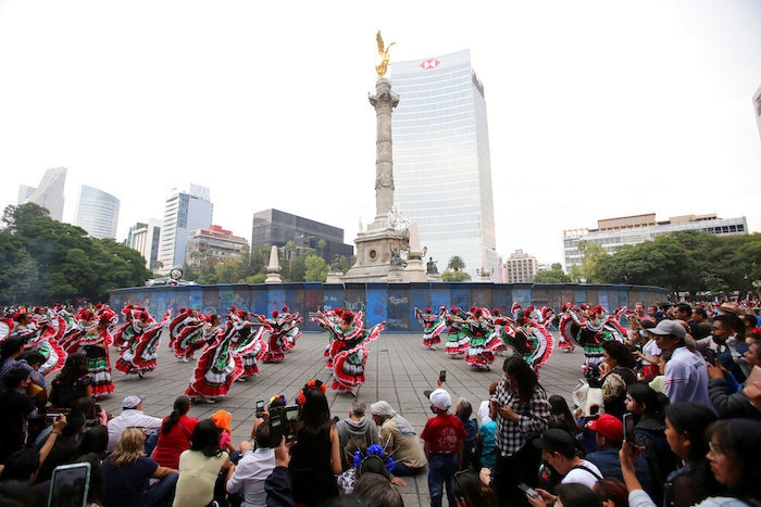 Varios intérpretes bailan durante el desfile del Día de Muertos en la Ciudad de México, el sábado 29 de octubre de 2022.