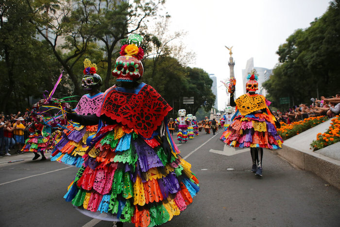 Varios participantes disfrazados caminan durante el desfile del Día de Muertos en la Ciudad de México, el sábado 29 de octubre de 2022.