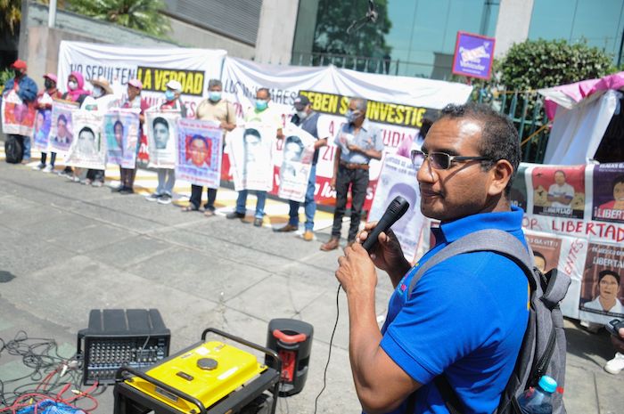 El abogado de los padres de los normalistas desaparecidos de Ayotzinapa, Vidulfo Rosales, participa en un mitin el 13 de junio de 2022 en la Ciudad de México.