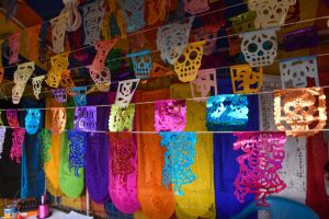 El papel picado es uno de los objetos más empleados por la cultura mexicana para llevar a cabo los festejos del Día de Muertos.