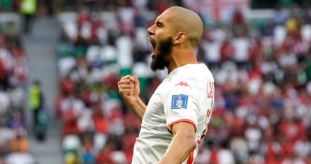 Aissa Laidouni, de Túnez, reacciona ante su afición en el estreno de su equipo en el Grupo D del Mundial de Qatar frente a Dinamarca, en el estadio Ciudad de la Educación, en Al Rayyan, Qatar, el 22 de noviembre de 2022.