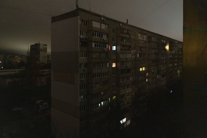 Algunas ventanas de un edificio de apartamentos se ven iluminadas durante un apagón en el centro de Kiev, Ucrania. el lunes 14 de noviembre de 2022.