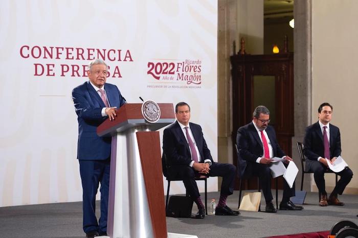 El Presidente Andrés Manuel López Obrador pidió hoy a sus adversarios que “no manipulen, no queremos desaparecer al INE [Instituto Nacional Electoral]”, en referencia a la campaña en redes y en medios de comunicación por medio de la que se denuncia un supuesto intento del Gobierno federal de desaparecer los órganos electorales con una reforma.