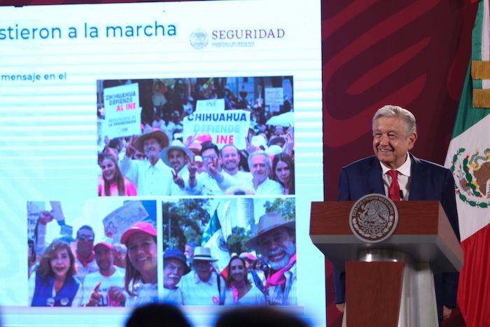 Andrés Manuel López Obrador, Presidente de México, mostró durante su conferencia de prensa a algunos personajes que asistieron a la marcha de ayer en defensa del INE.