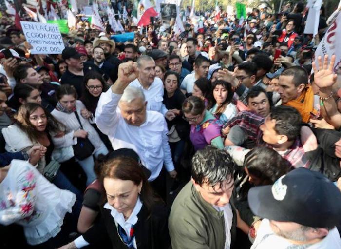 Durante su recorrido, el Presidente Andrés Manuel López Obrador saludó a la gente que logró acercarse al sitio en donde estaba.