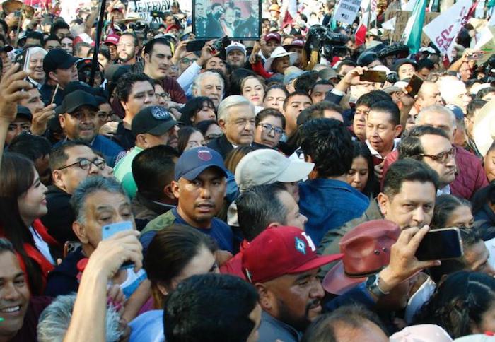 El político tabasqueño marcha escoltado por la Jefa de Gobierno, Claudia Sheinbaum, y el Secretario de Gobernación, Adán Augusto López.