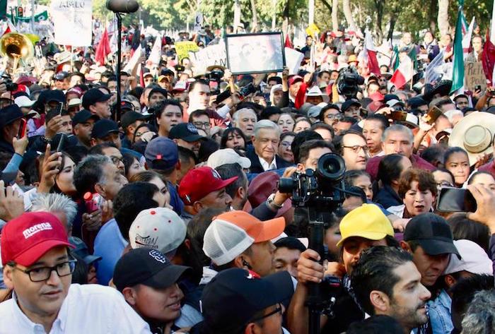 Frente al Presidente Andrés Manuel López Obrador, para abrirle camino, se ha situado Jesús Ramírez Cuevas, Coordinador General de Comunicación Social de la Presidencia de la República.