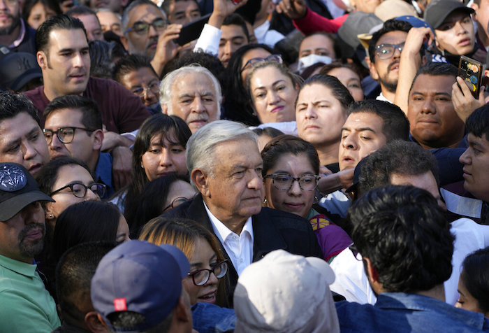 El Presidente mexicano Andrés Manuel López Obrador, al centro, camina entre sus simpatizantes durante una marcha para apoyar a su Gobierno, el domingo 27 de noviembre de 2022, en la Ciudad de México.