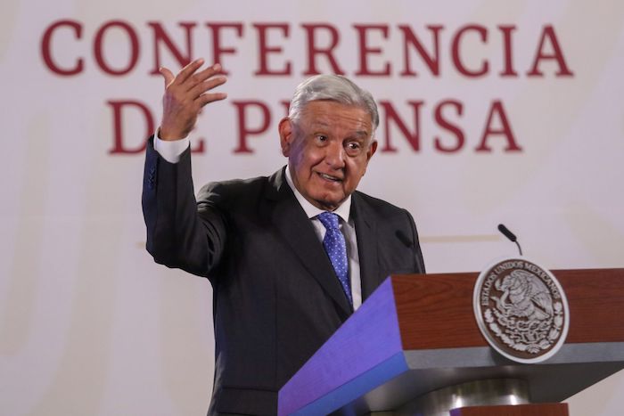 El Presidente Andrés Manuel López Obrador reveló la mañana de este lunes que aún no sabe si ratificará a Gerardo Esquivel Hernández como Subgobernador del Banco de México (Banxico), ya que analiza la posibilidad de que pueda ocupar un cargo dentro de su Gobierno, luego de que ayer perdiera la elección para presidir el Banco Interamericano de Desarrollo (BID).