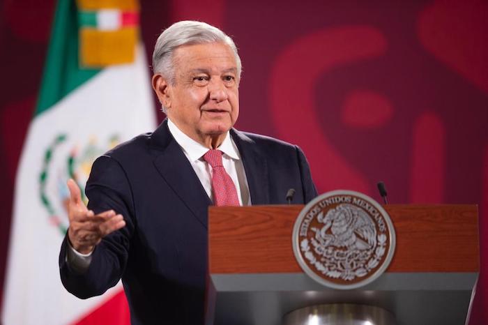 El Presidente Andrés Manuel López Obrador dijo esta mañana que los que convocan a una marcha el próximo domingo para “defender al Instituto Nacional Electoral (INE)” son los mismos que quieren regresar a un sistema de privilegios donde una élite, a la que identificó como “oligarcas”, decide todo sin consultar a la gente. Engañan, aseguró, a despistados.