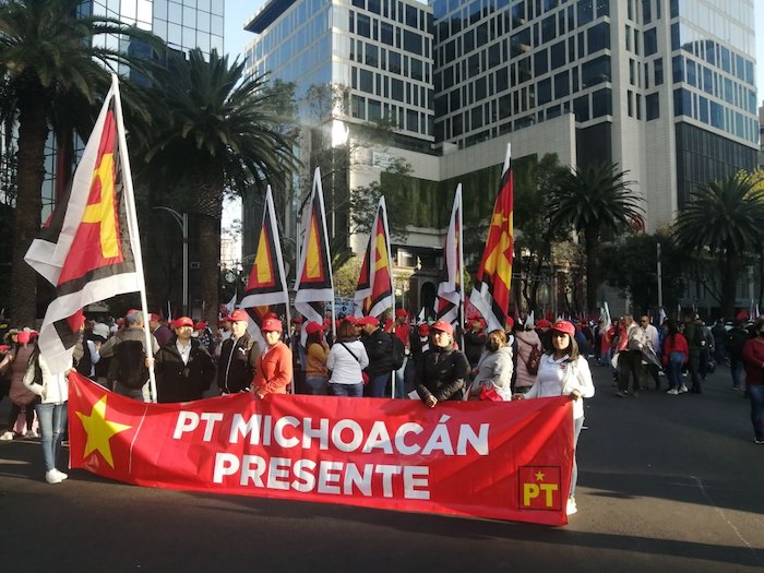 Entre los contingentes, había un grupo del Partido del Trabajo (PT) de Michoacán.