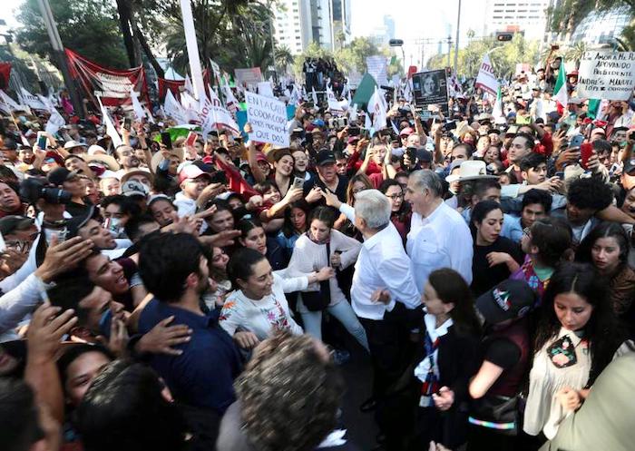 El Presidente Andrés Manuel López Obrador estuvo intercambiando algunas palabras y saludos con sus simpatizantes.