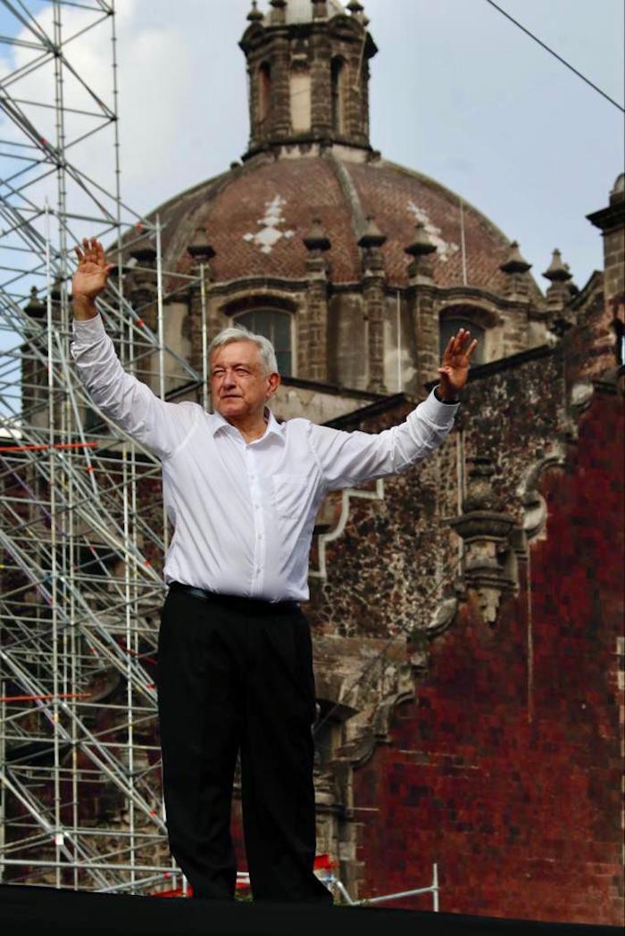 “¡No reelección!”, gritó el Presidente Andrés Manuel López Obrador ante una multitud que marchó con él durante casi seis horas por el Centro Histórico de la capital mexicana y que tomó el Zócalo y se desbordó por las calles aledañas.