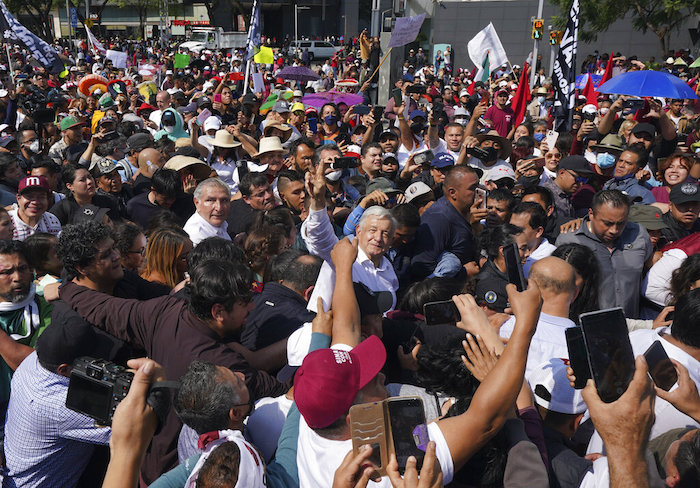 El Presidente mexicano Andrés Manuel López Obrador, al centro, participa en una marcha en respaldo de su Gobierno, el domingo 27 de noviembre de 2022, en la Ciudad de México. 