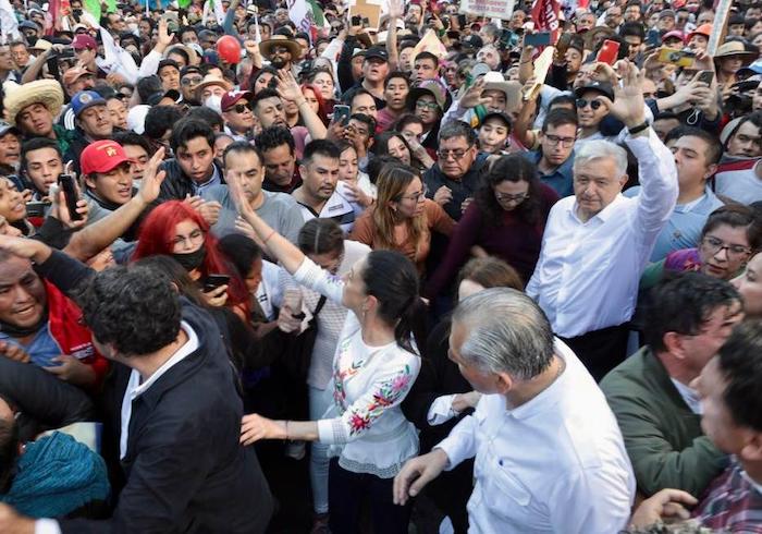 El Presidente Andrés Manuel López Obrador ha avanzado lentamente, ya que la cantidad de gente que hay en las calles le ha impedido transitar sin contratiempos.