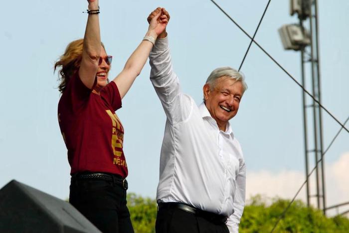 Una vez que subió al templete, el Presidente Andrés Manuel López Obrador saludó a su esposa, la escritora Beatriz Gutiérrez Müller, y dio paso al inicio de su mensaje con motivo de sus primeros cuatro años de Gobierno a las 15:00 horas, en el que enumeró los 110 compromisos cumplidos que lleva hasta el momento.