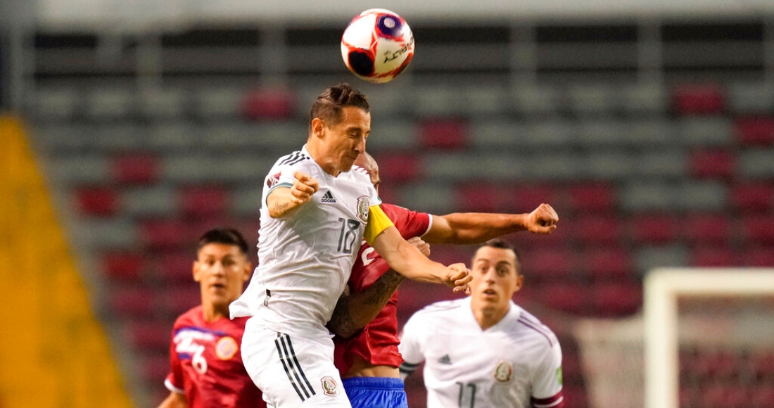 Andrés Guardado de México, al frente, y Ricardo Blanco de Costa Rica luchan por el balón durante un partido por las eliminatorias de la Concacaf al Mundial de Qatar, en San José, Costa Rica, el domingo 5 de septiembre de 2021.