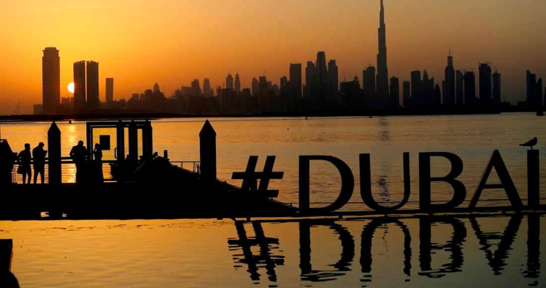 Atardecer con la vista de la ciudad y la torre más alta del mundo, Burj Khalifa, en Dubái, Emiratos Árabes Unidos.