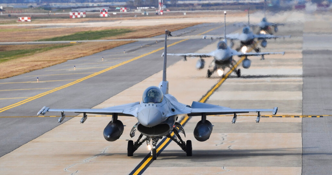 En esta imagen proporcionada por el Ministerio de Defensa de Corea del Sur, aviones de combate KF-16 de las fuerzas surcoreanas se preparan para el despegue durante maniobras militares aéreas con Estados Unidos, en Gunsan, Corea del Sur, el 31 de octubre de 2022.