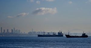 Barcos con carga anclados en el mar de Mármara esperan para cruzar el estrecho del Bósforo el martes 1 de noviembre de 2022 en Estambul, Turquía.